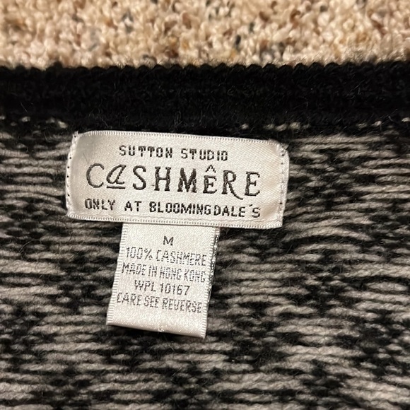 Vintage Bloomingdale’s Cashmere Sweater w/Snowflakes- softest cashmere I’ve felt - Picture 2 of 5